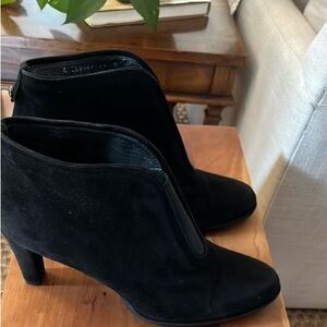 Stuart Weitzman Black Suede Heeled Ankle Bootie With Front Stretch Panel Sz 11